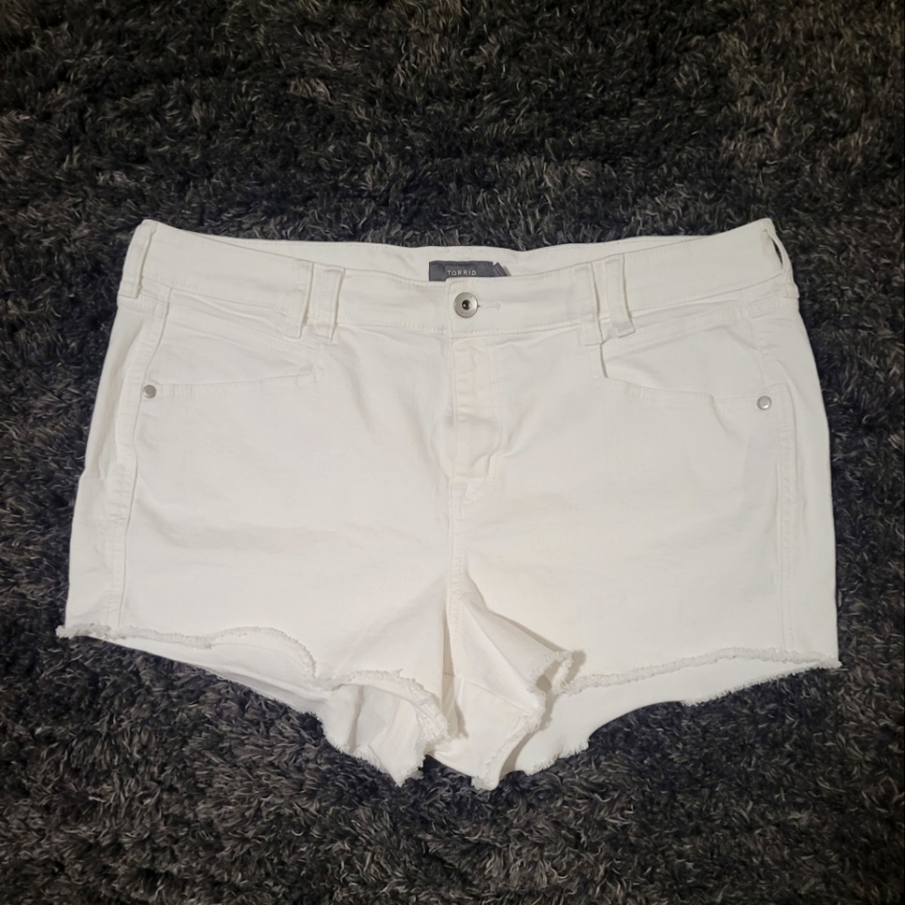 Torrid Mid Rise Shortie Short - Vintage Stretch White - Size 18